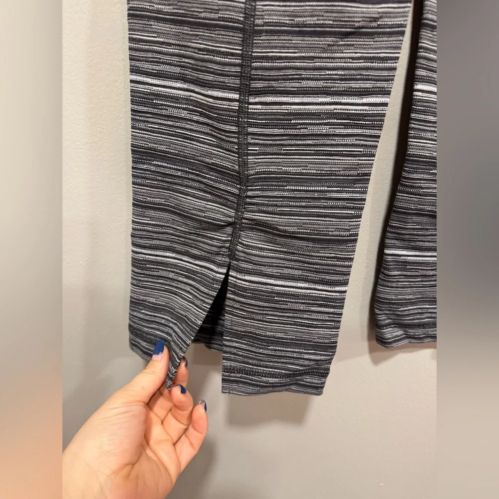 Lululemon Cropped Legging Size 6 - Picture 6 of 6